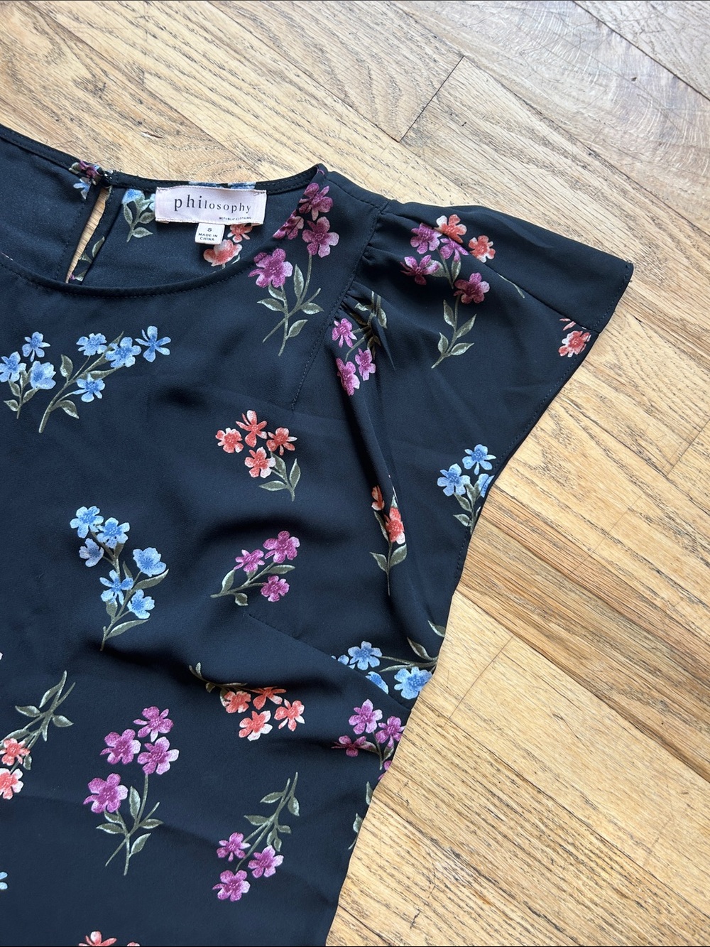 🌸3 FOR $20🌸 Philosophy Black Floral Flutter-Sleeve Blouse - Picture 4 of 8